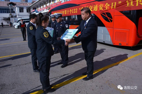 公交、交警戮力同心保安全