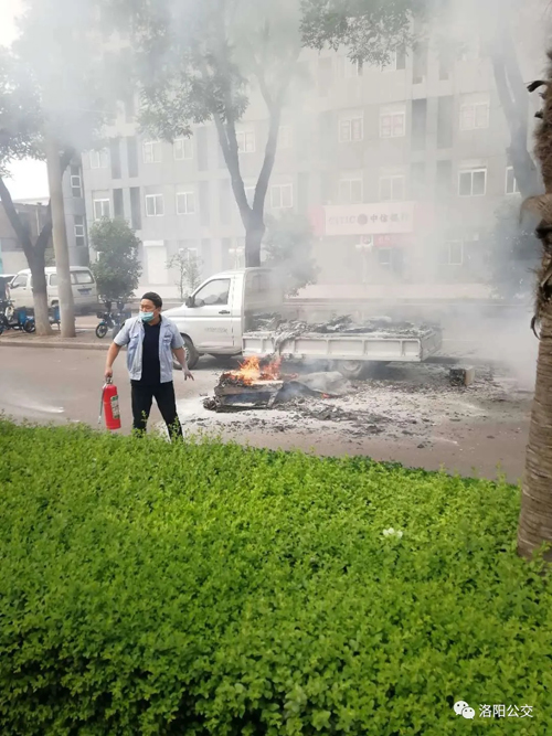 驚險！高溫天小貨車“上火” 萬幸！路遇公交車長及時“滅火”