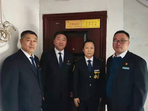 “一人得獎，全家光榮” 送“牌”上門，集團為標兵先進送去榮譽喜報牌匾
