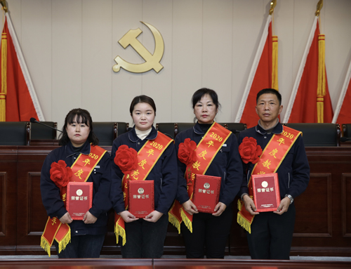 0207 從左至右依次為 點鈔能手王璐、充值能手孫昭娣、教學(xué)能手王慧娟、孫衛(wèi)東.jpg