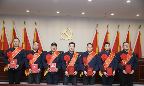 0202  標(biāo)兵從左至右依次為 苗田、尤建鵬、劉德斌、褚聰偉、王占峰、解偉強、馬群藝.jpg