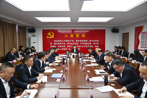 打好“收官戰(zhàn)” 謀好“開局篇”！洛陽公交集團(tuán)召開11月董事長月調(diào)度會02.JPG